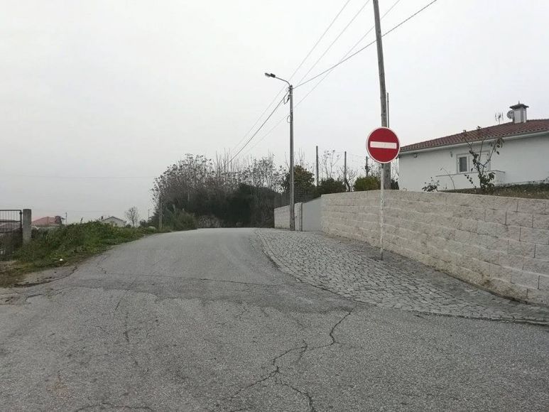Tr&acirc;nsito condicionado na Rua do Corgo